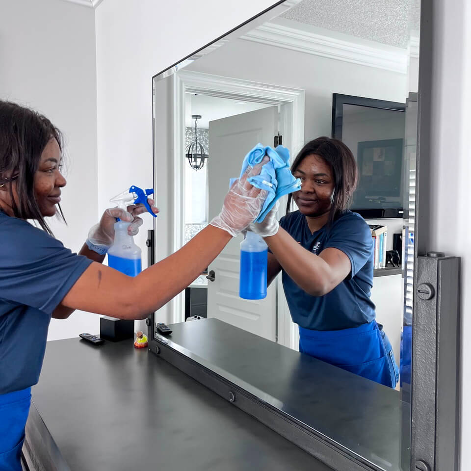 Mirror cleaning in a bathroom